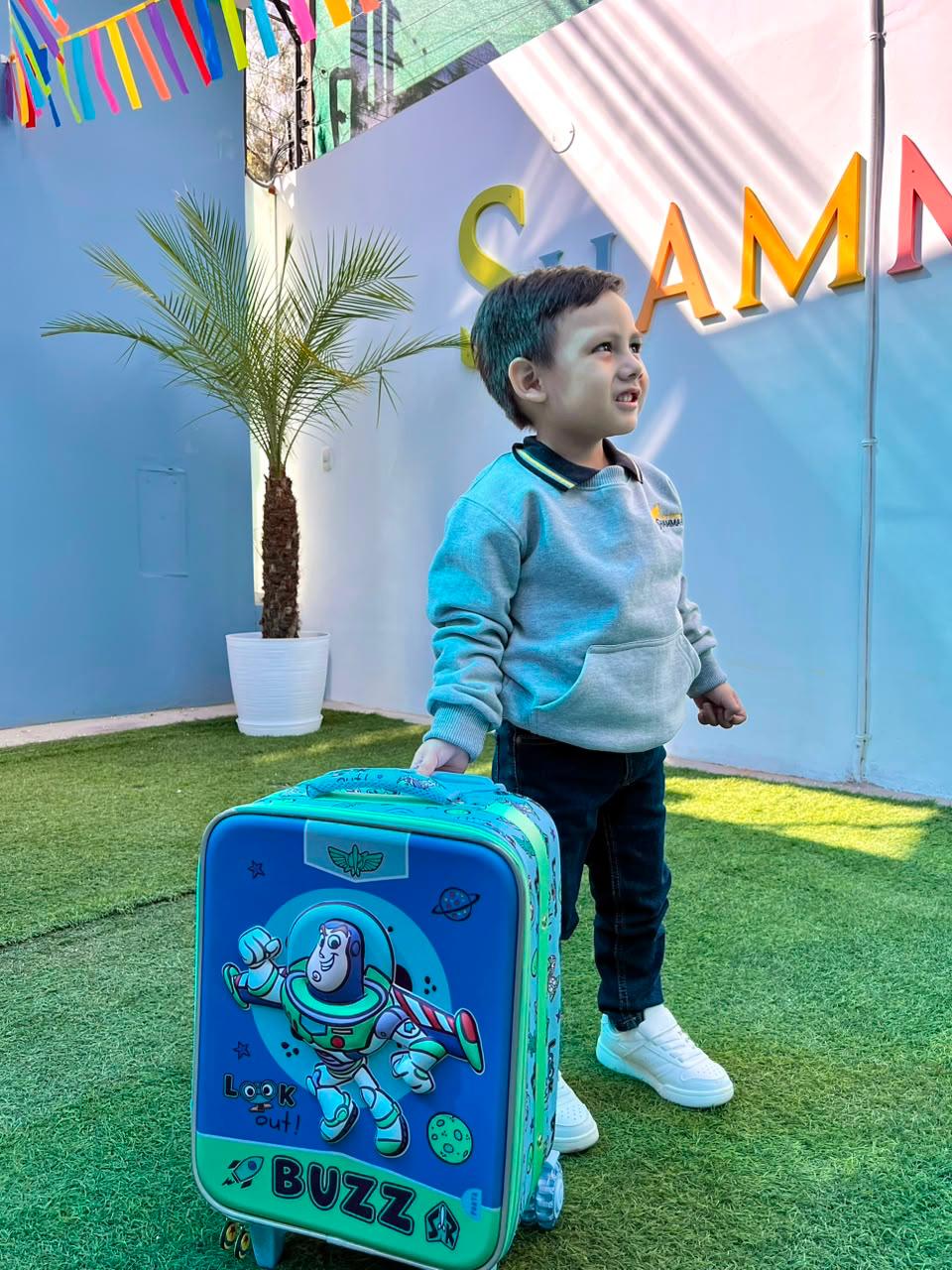 Estudiante de inicial listo para una actividad especial del colegio