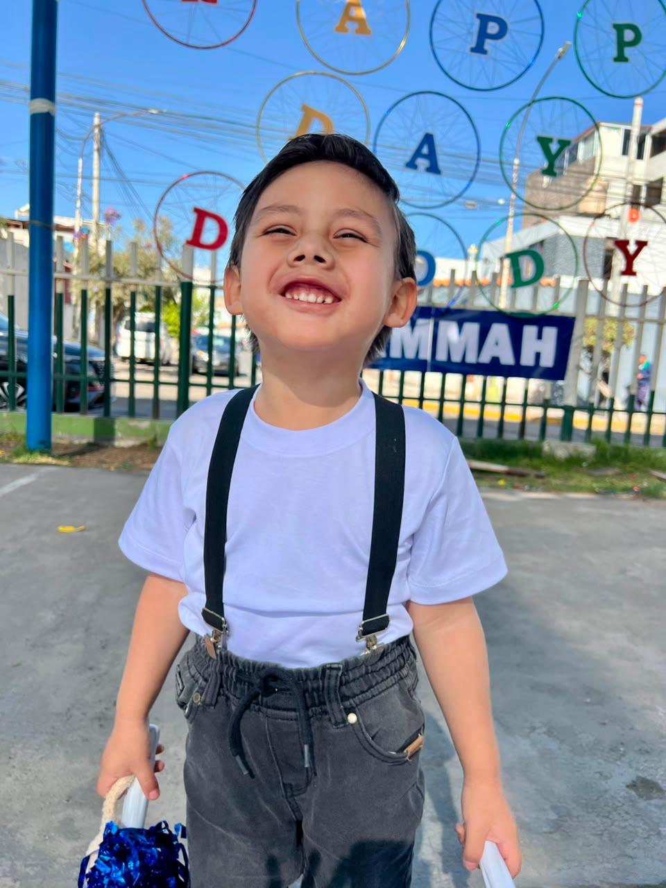 Estudiante sonriendo durante una celebración del colegio Shammah