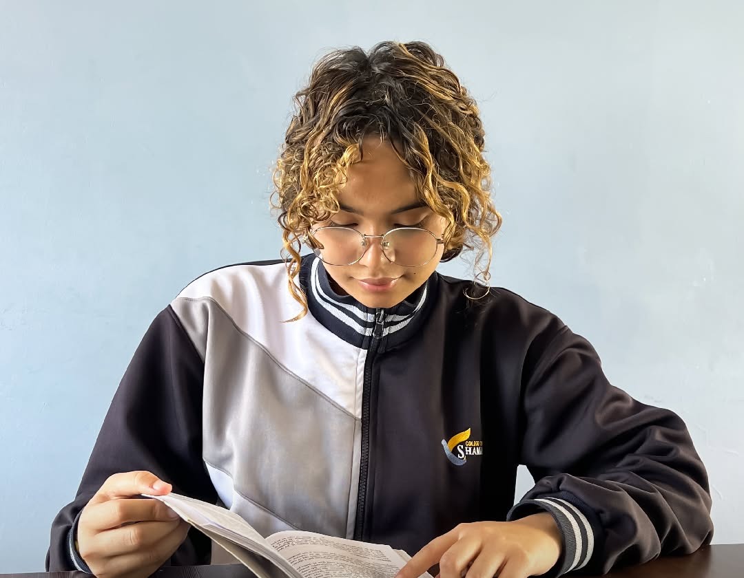 Estudiante leyendo con atención