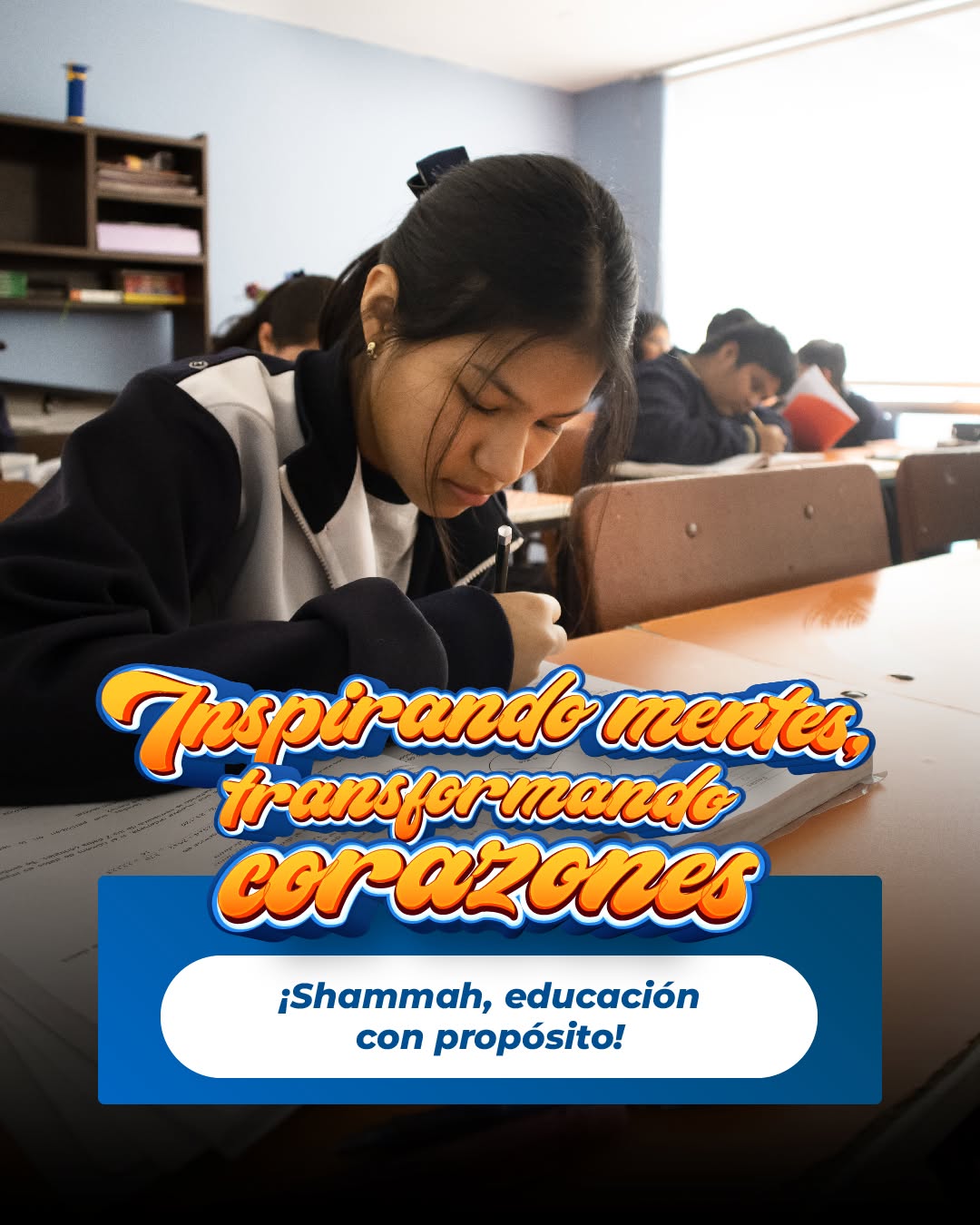 Estudiante de secundaria tomando apuntes en clase